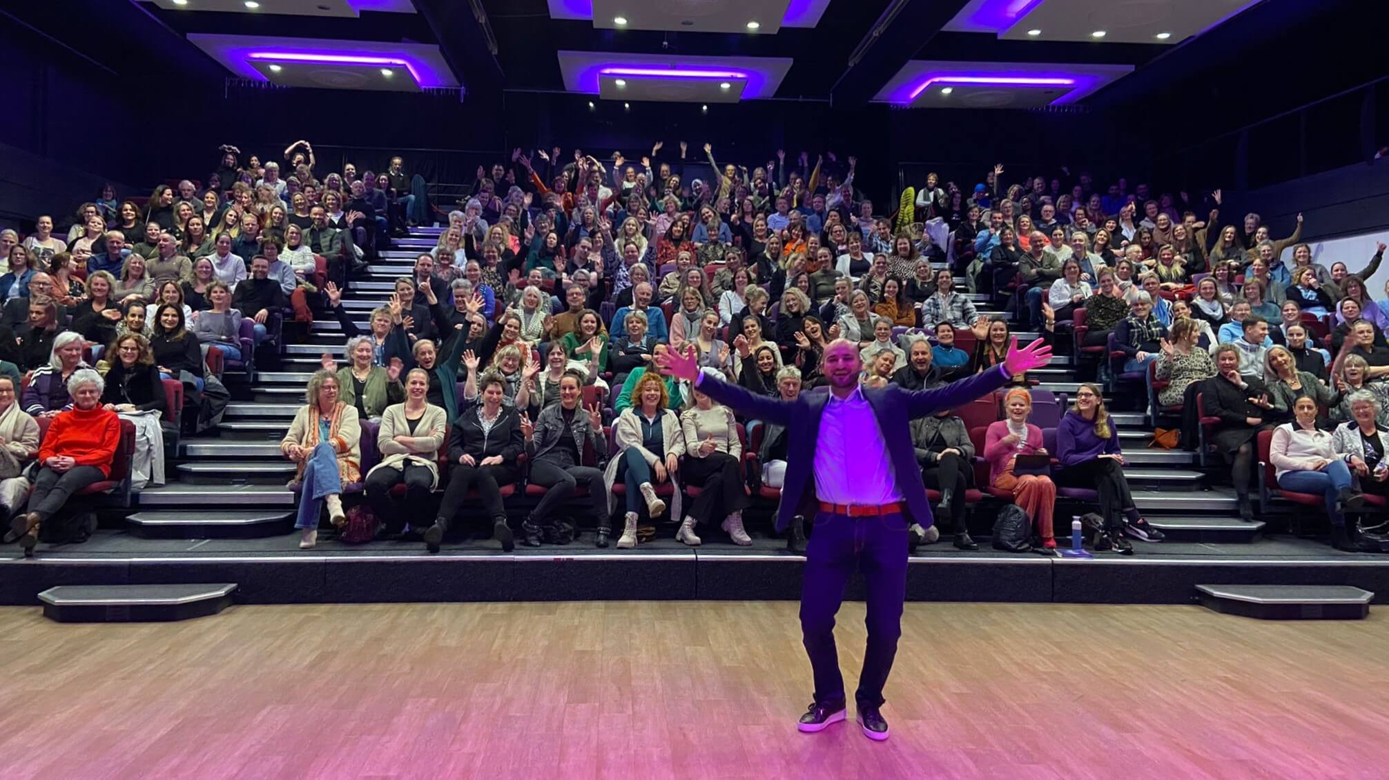 Mohammed Boulahrir spreekt voor een zaal